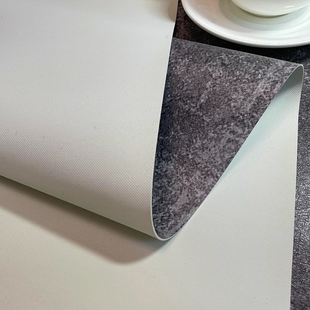 Tischdecke für einen modernen Essbereich, wasserfeste Tischfolie „Graue Blöcke“