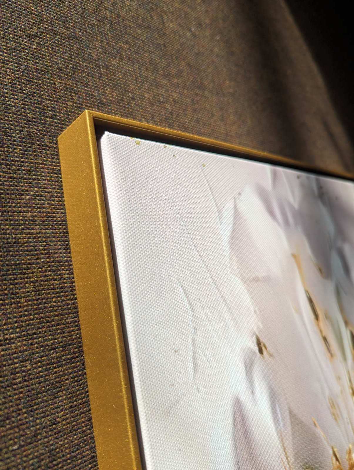 Florale 3D-Wandkunst, großes Kunstwerk in Weiß und Gold, druckbare Wandkunst im Floater-Rahmen, volumetrischer Leinwanddruck mit weißen Blumen, Wandkunst fürs Wohnzimmer