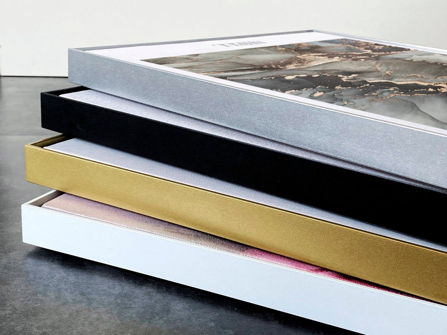 Moderne abstrakte Wandkunst, mehrfarbiger gerahmter Leinwanddruck, großes Floater-Rahmen-Kunstwerk, schlichte zeitgenössische abstrakte Leinwand-Wandkunst