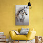 Pferde-Wandkunst, gerahmter Leinwanddruck mit Tierbild, Kunstwerk mit Bild eines großen weißen Pferdes, vertikaler Kunstdruck, Geschenk für Pferdeliebhaber, Wohnzimmer-Wandkunst